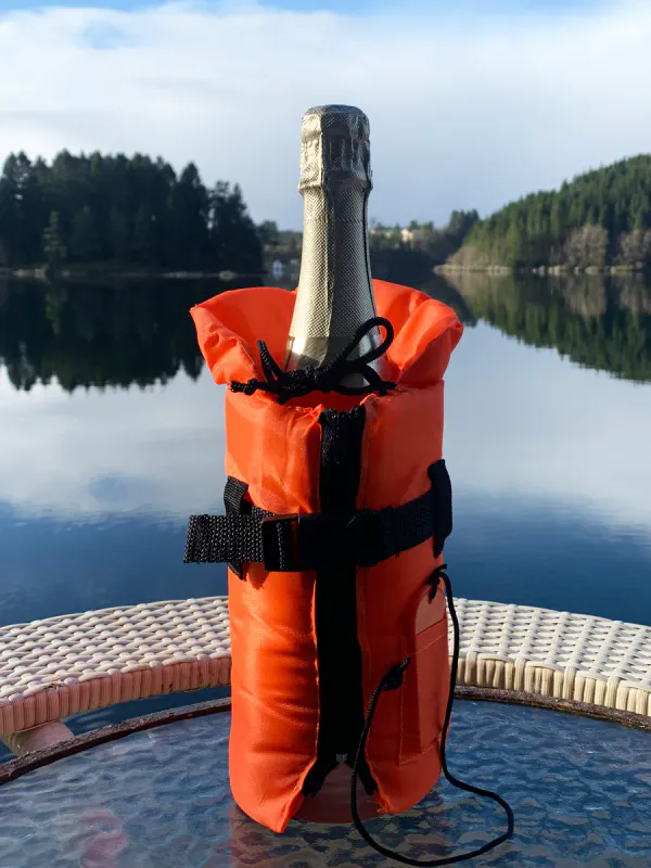 Redningsvest til vinflasken - Kjøl ned vinen i vannet